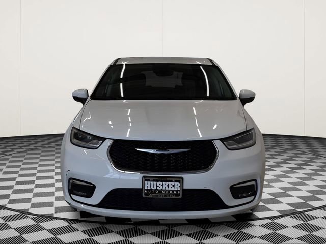 Used 2023 Chrysler Pacifica Touring-L image 3