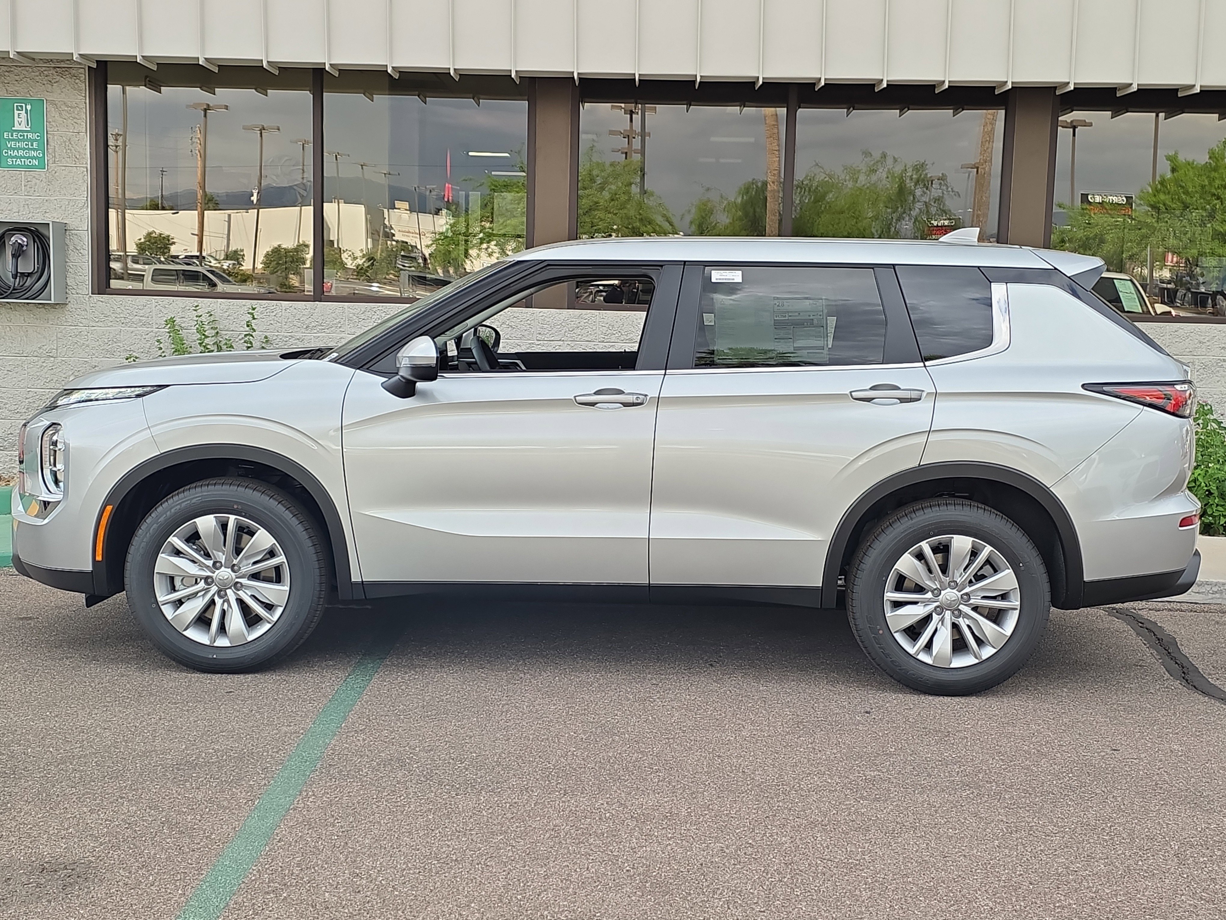 New 2026 Mitsubishi Outlander ES FWD image 4
