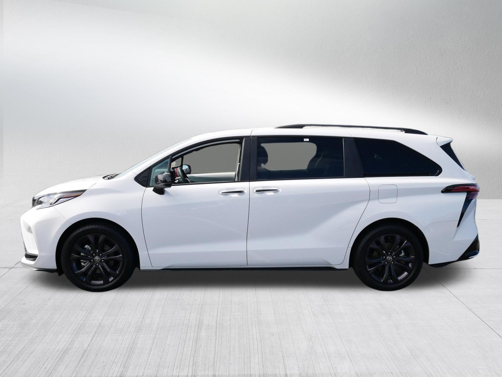 Certified 2026 Toyota Sienna XSE FWD image 4