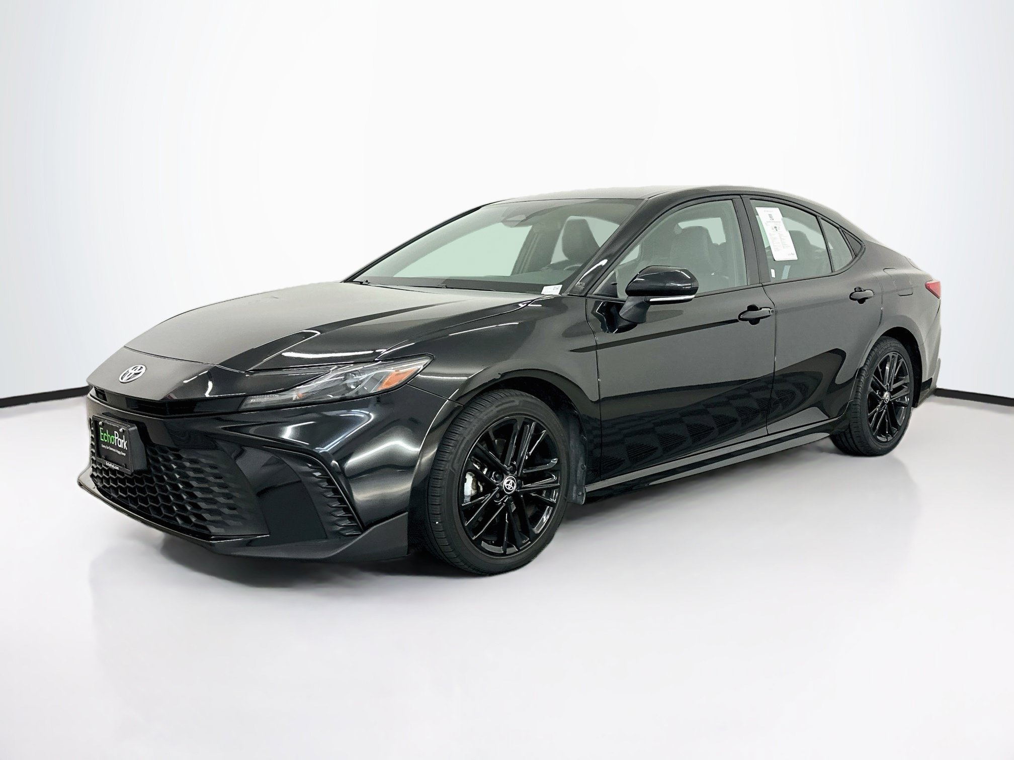 Used 2025 Toyota Camry SE FWD image 3