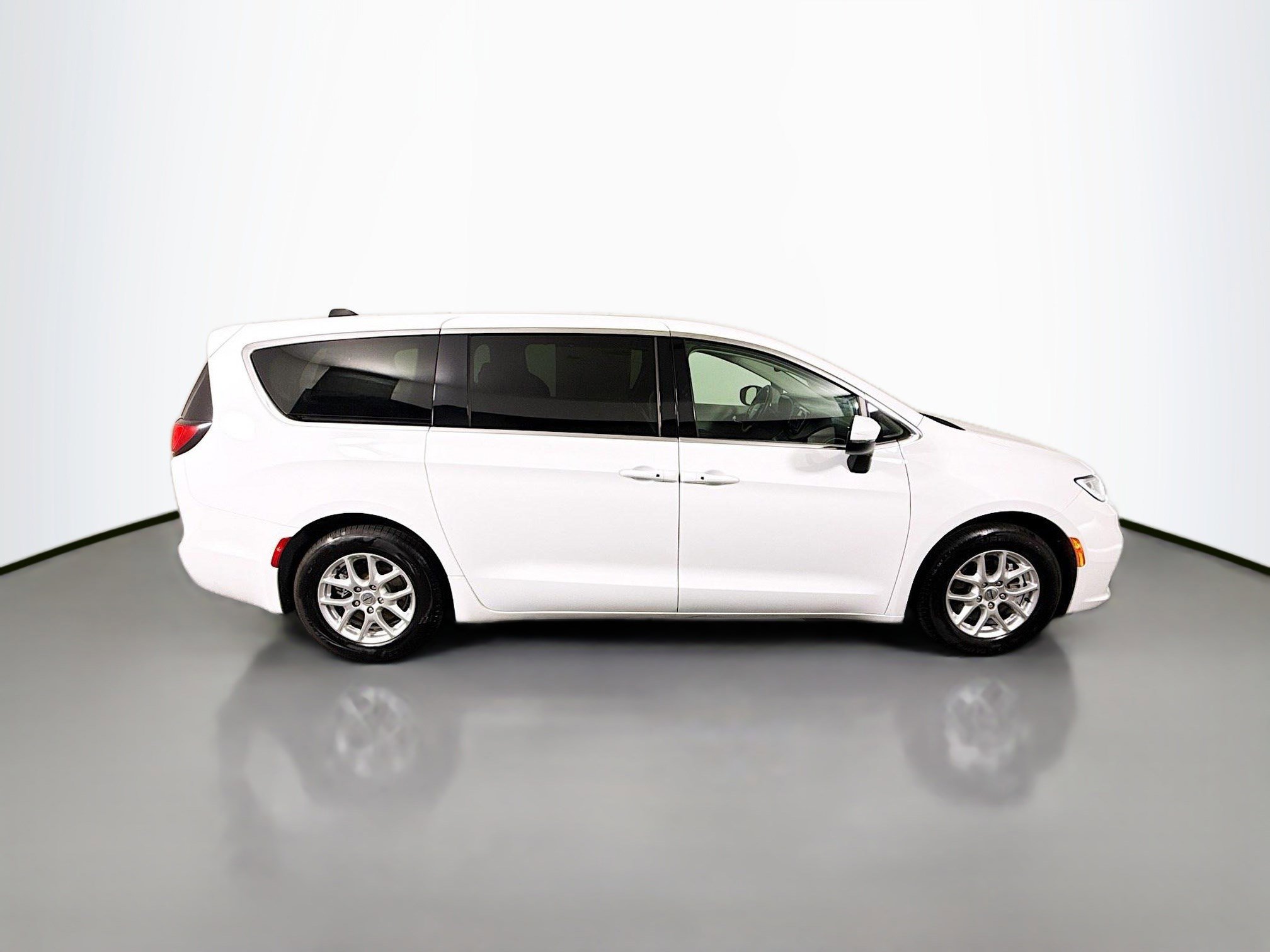 Used 2023 Chrysler Pacifica Touring-L image 11