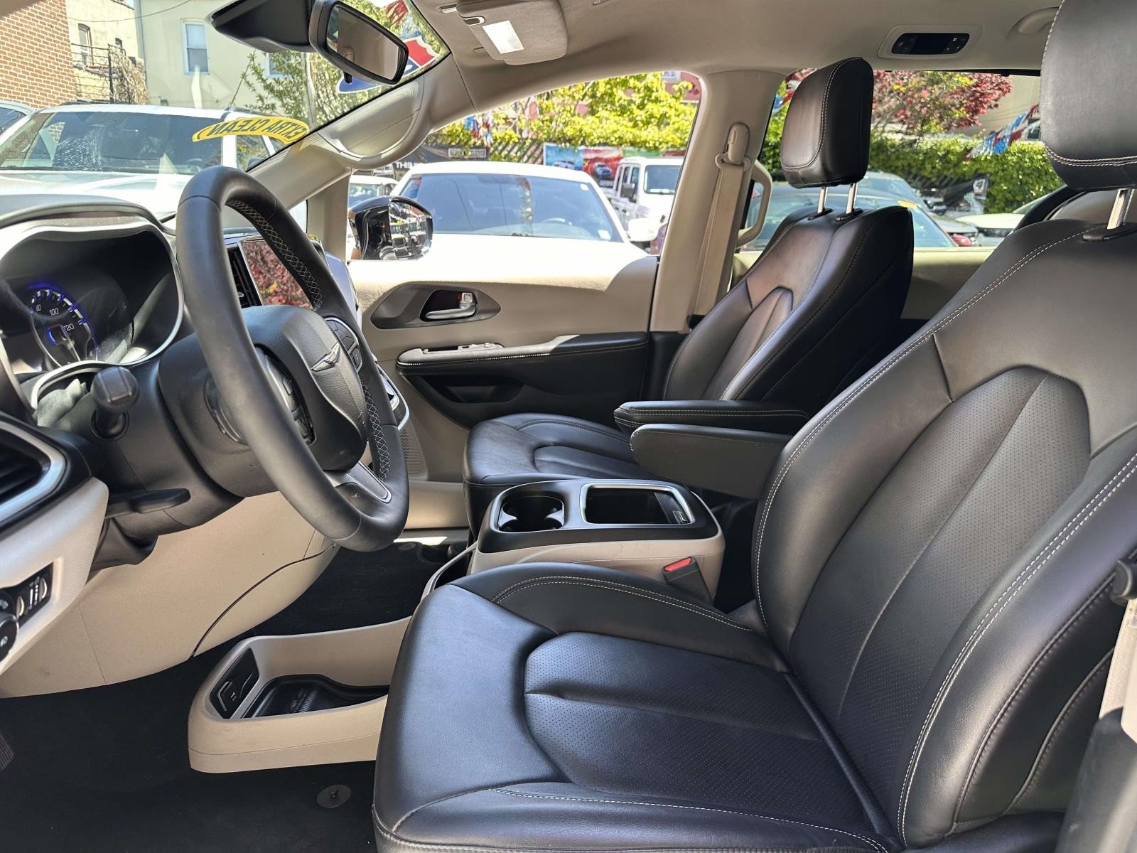 Used 2024 Chrysler Pacifica Touring-L FWD image 15