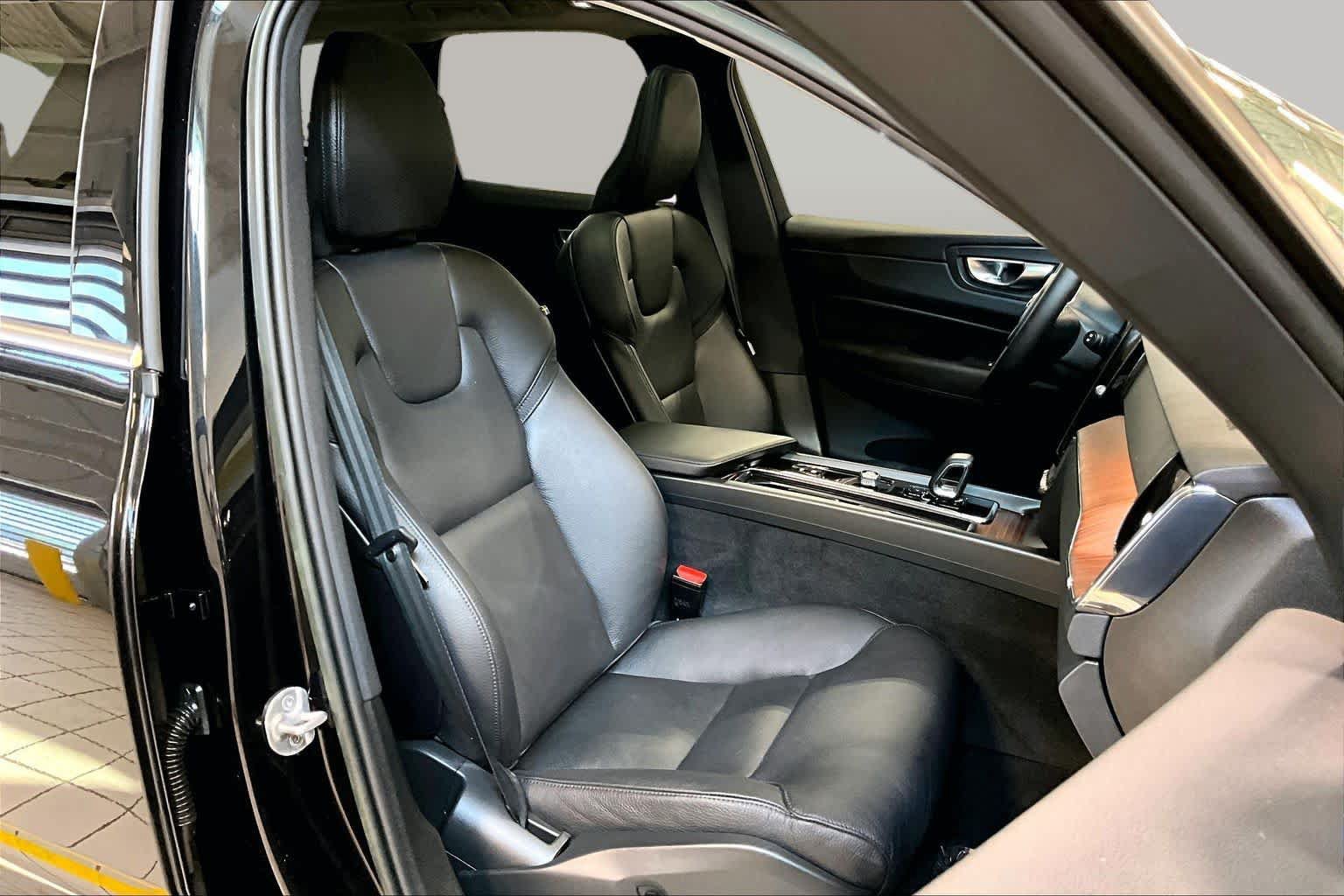 Certified 2023 Volvo XC60 B5 Plus w/ Climate Package AWD/4WD image 8