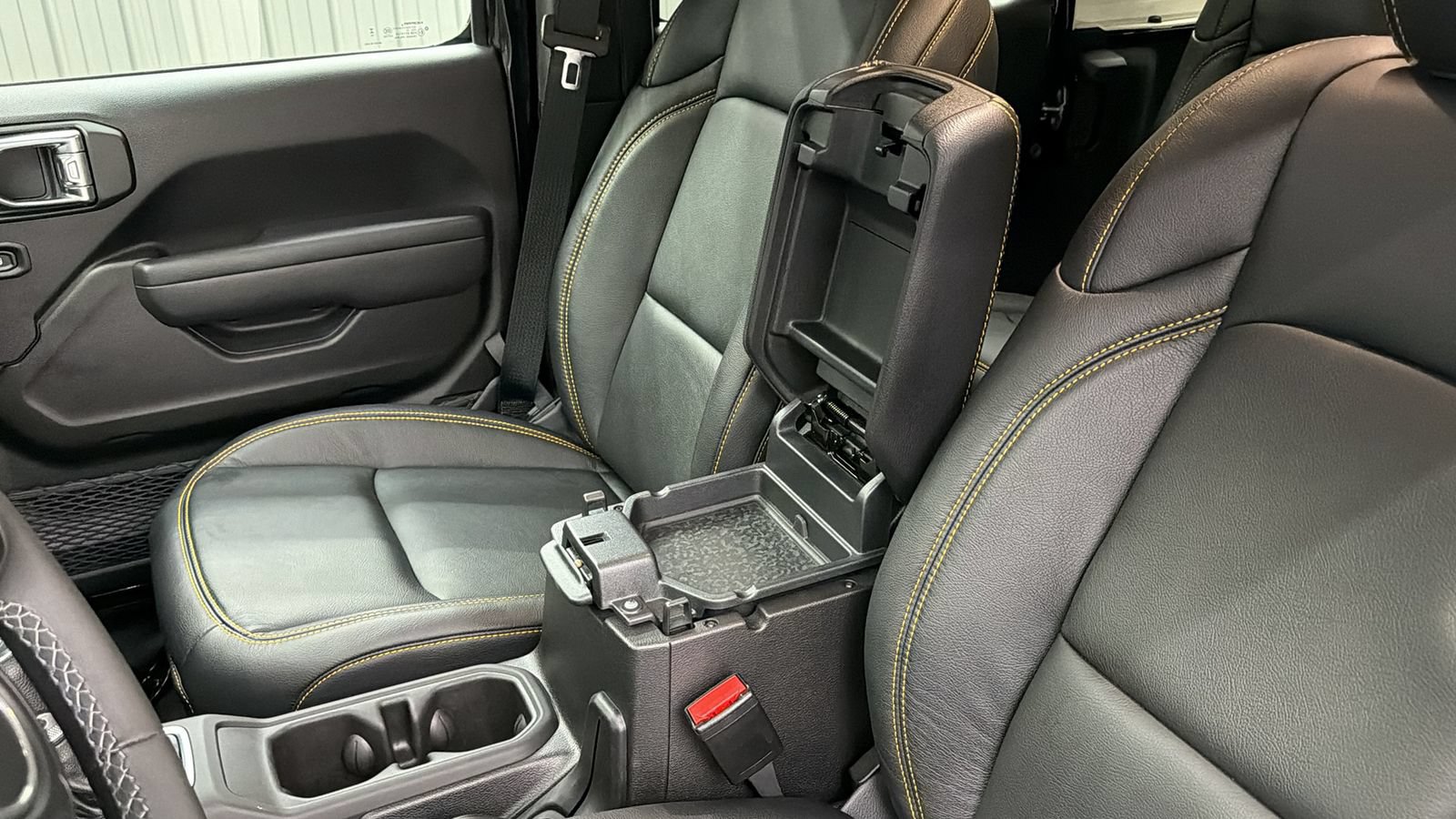 Used 2025 Jeep Wrangler Unlimited Sport AWD/4WD image 28