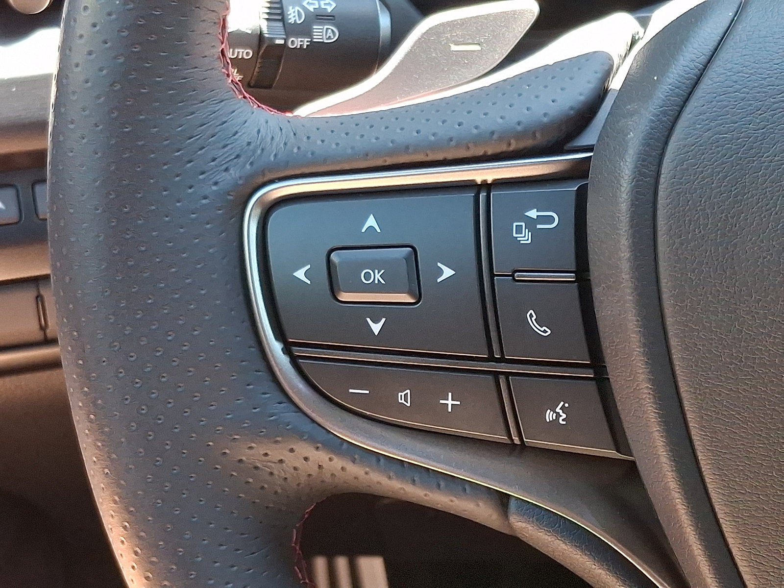 Used 2025 Lexus UX 300h AWD w/ Accessory Package (Z2) image 21