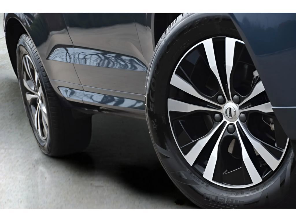 Certified 2025 Volvo XC60 B5 Core image 10