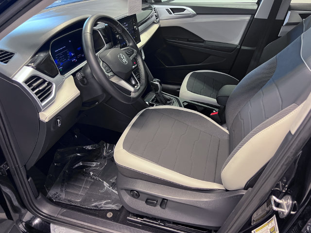 Certified 2025 Volkswagen Taos SE FWD image 6