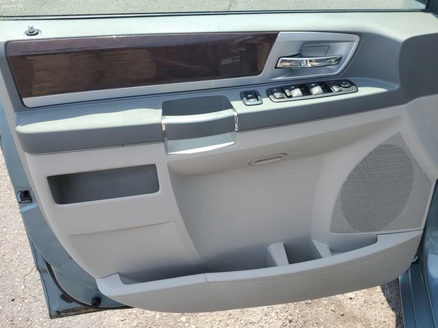 Used 2009 Chrysler Town & Country Touring FWD image 18
