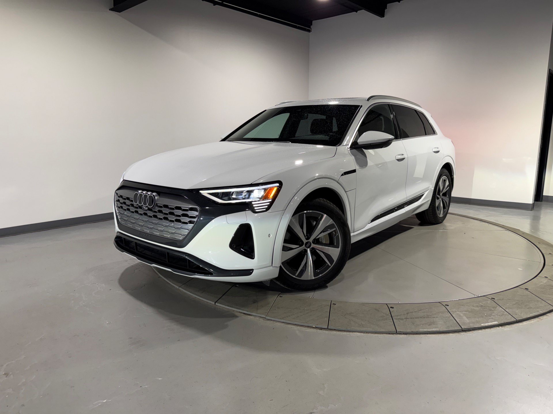 Used 2024 Audi Q8 e-tron Premium Plus w/ Premium Plus Package AWD/4WD image 3