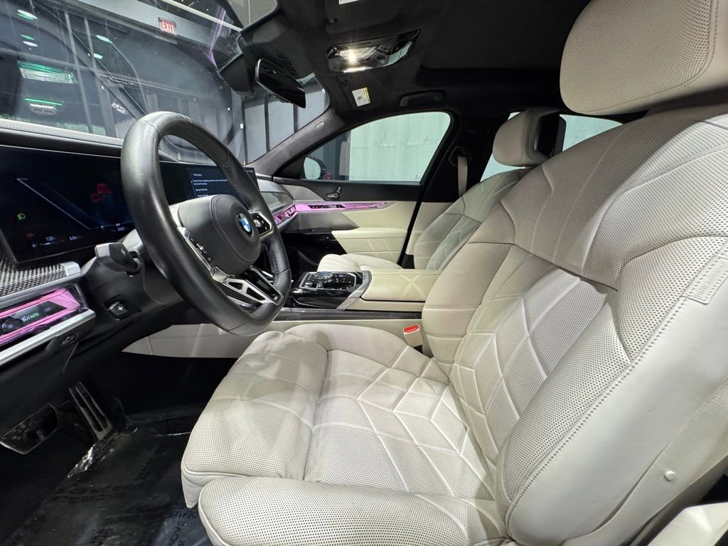 Used 2023 BMW 760i xDrive w/ Executive Package image 21