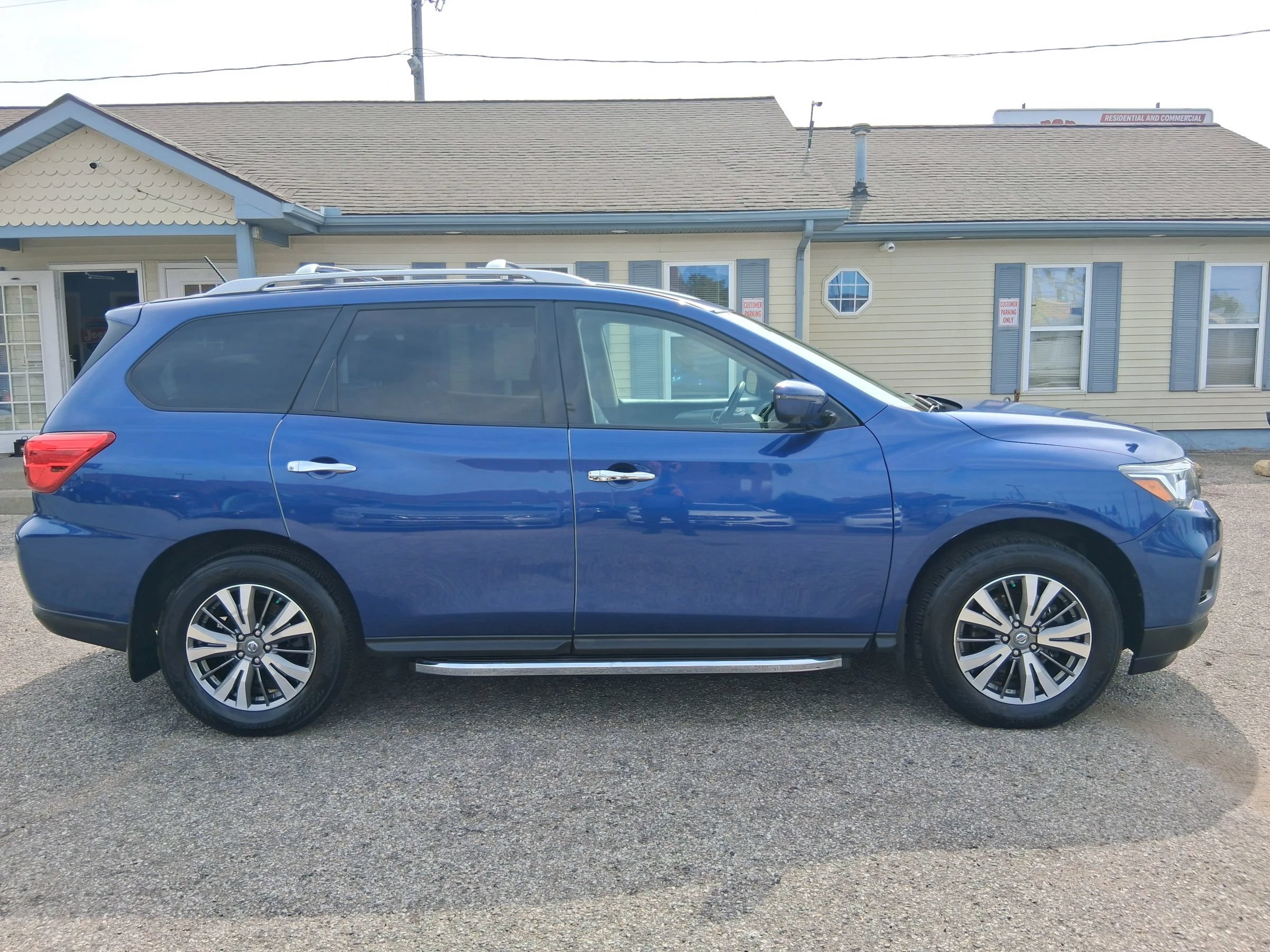 Used 2018 Nissan Pathfinder SL w/ Cargo Package AWD/4WD image 6