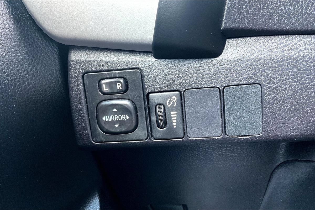 Used 2017 Toyota Corolla LE w/ Carpet Mat Package (TMS) FWD image 27