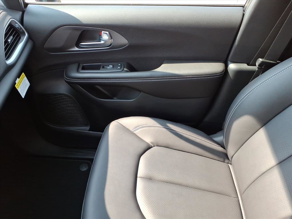 New 2026 Chrysler Pacifica Select image 32
