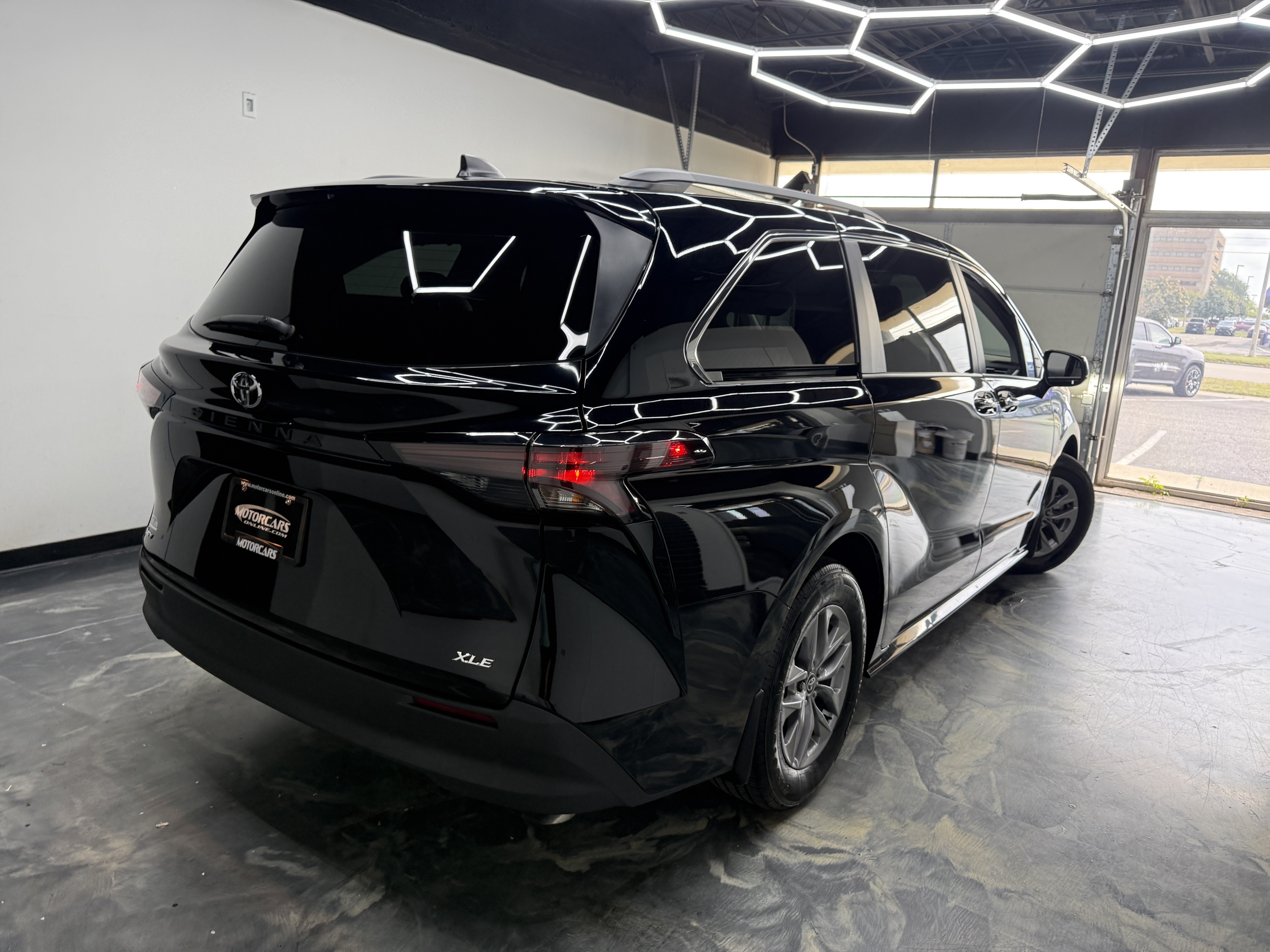 Used 2026 Toyota Sienna XLE FWD image 5