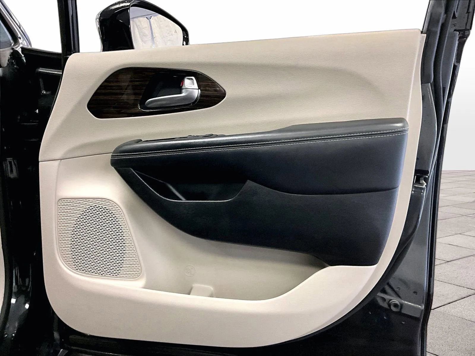 Used 2023 Chrysler Pacifica Limited image 23