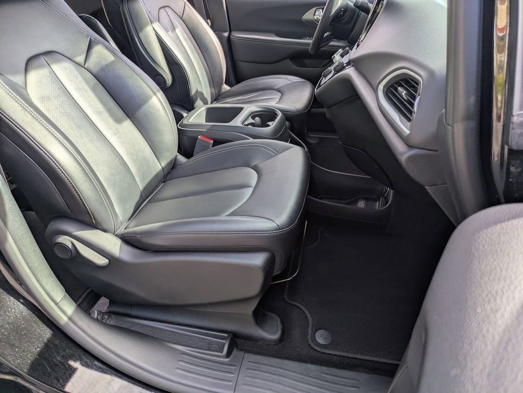 Used 2025 Chrysler Pacifica Select image 33
