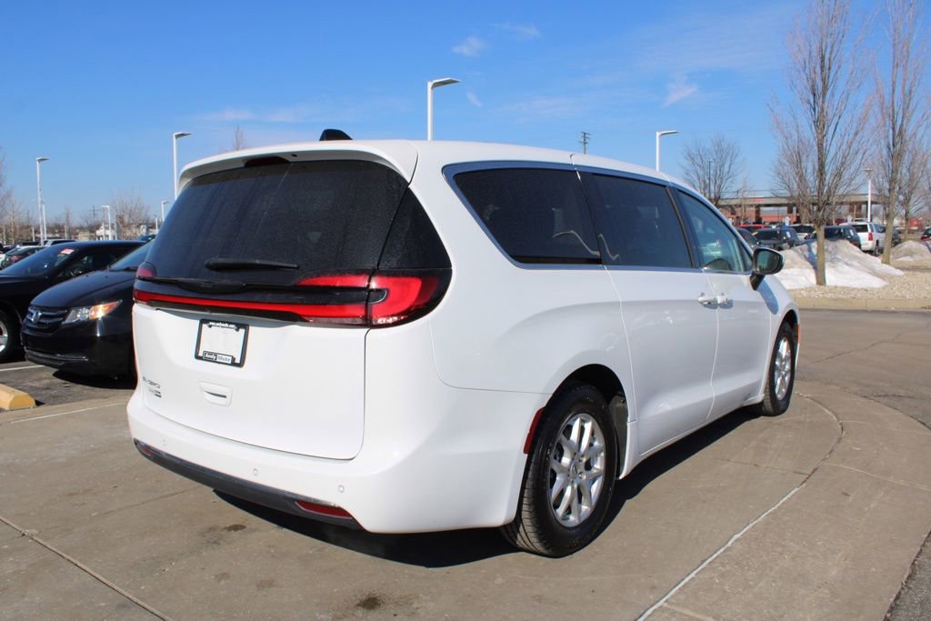 Used 2023 Chrysler Pacifica Touring-L image 7