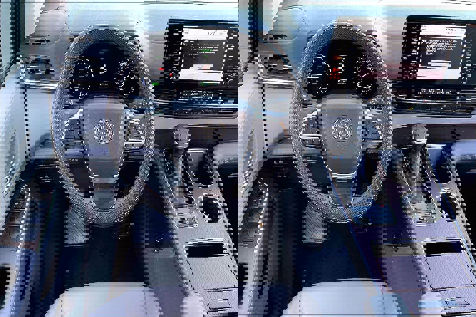 Used 2022 Toyota Sienna XLE image 5