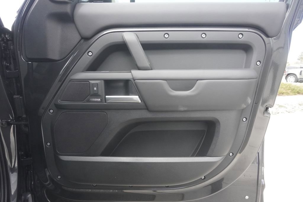 New 2026 Land Rover Defender 110 X-Dynamic SE image 21