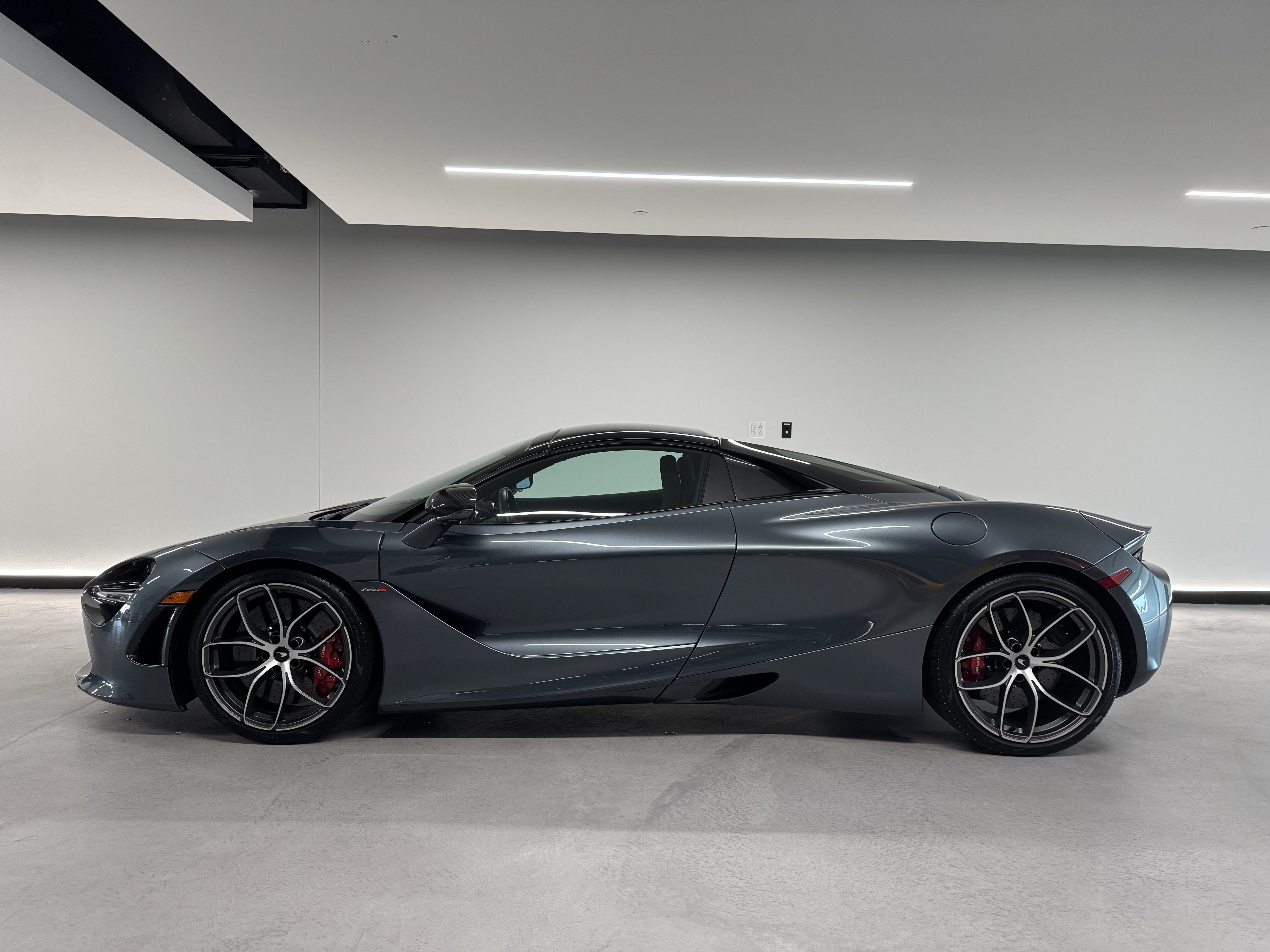 Used 2022 McLaren 720S Spider RWD image 3