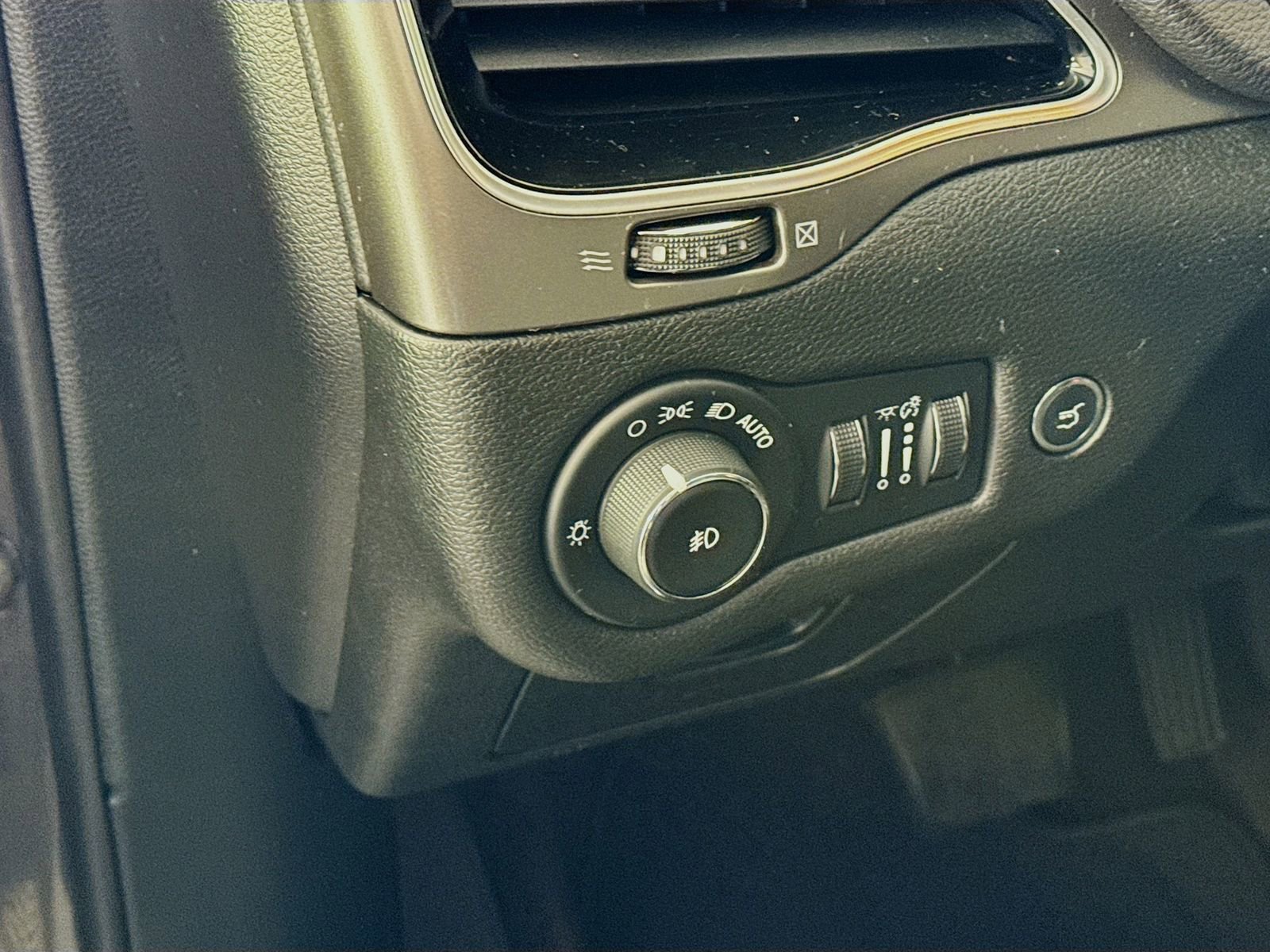 Used 2019 Jeep Cherokee Limited AWD/4WD image 7