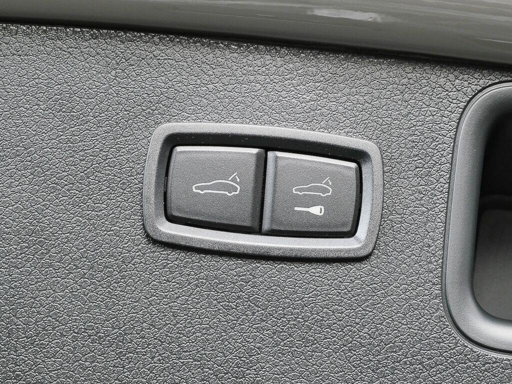 Certified 2026 Porsche Macan Turbo AWD/4WD image 31