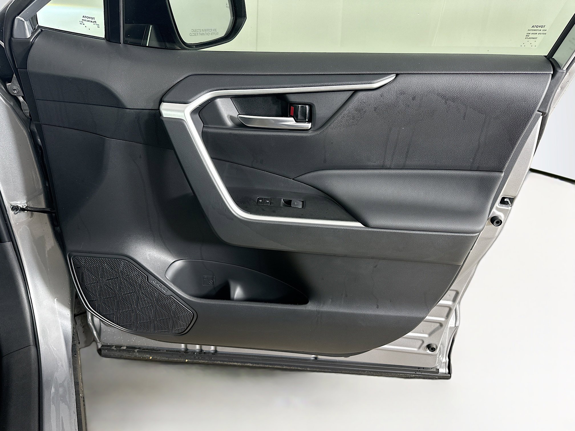 Used 2025 Toyota RAV4 XLE w/ Convenience Package FWD image 33