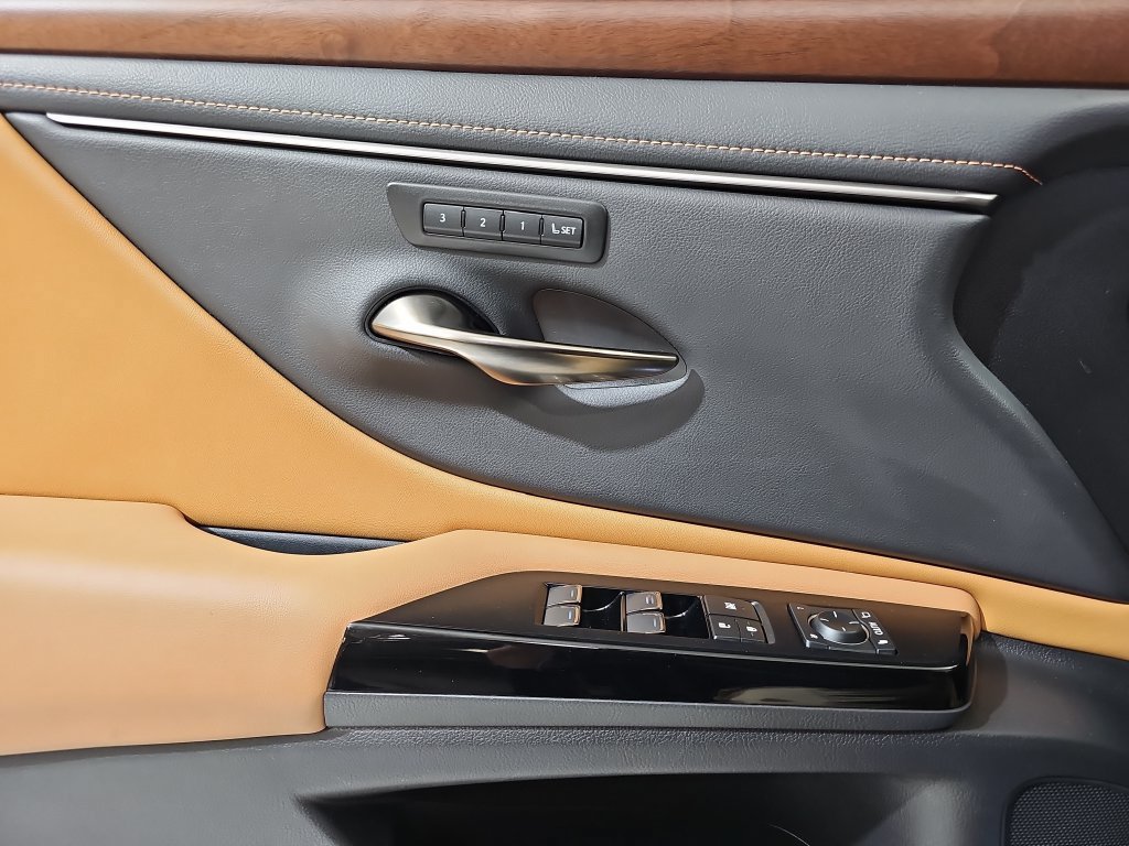 Certified 2025 Lexus ES 350 w/ Premium Package FWD image 25