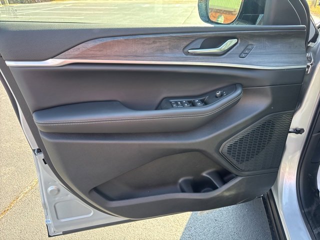 New 2025 Jeep Grand Cherokee L Limited w/ Trailer Tow Package image 15