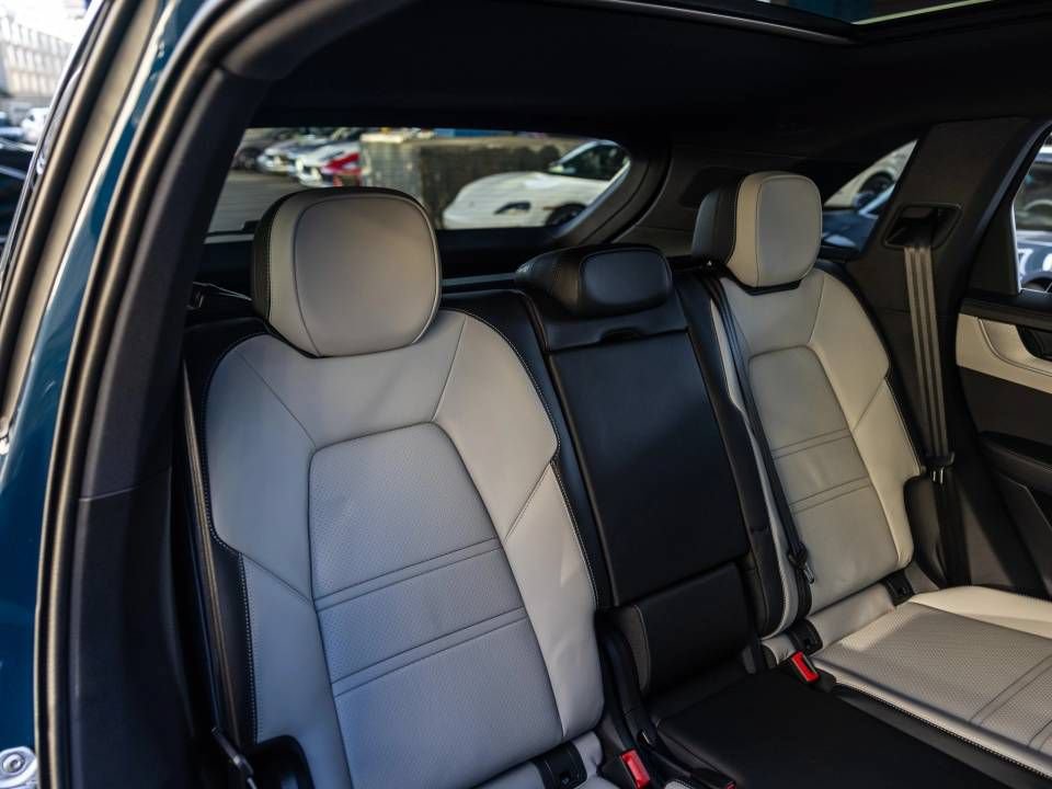Certified 2026 Porsche Cayenne AWD/4WD image 29