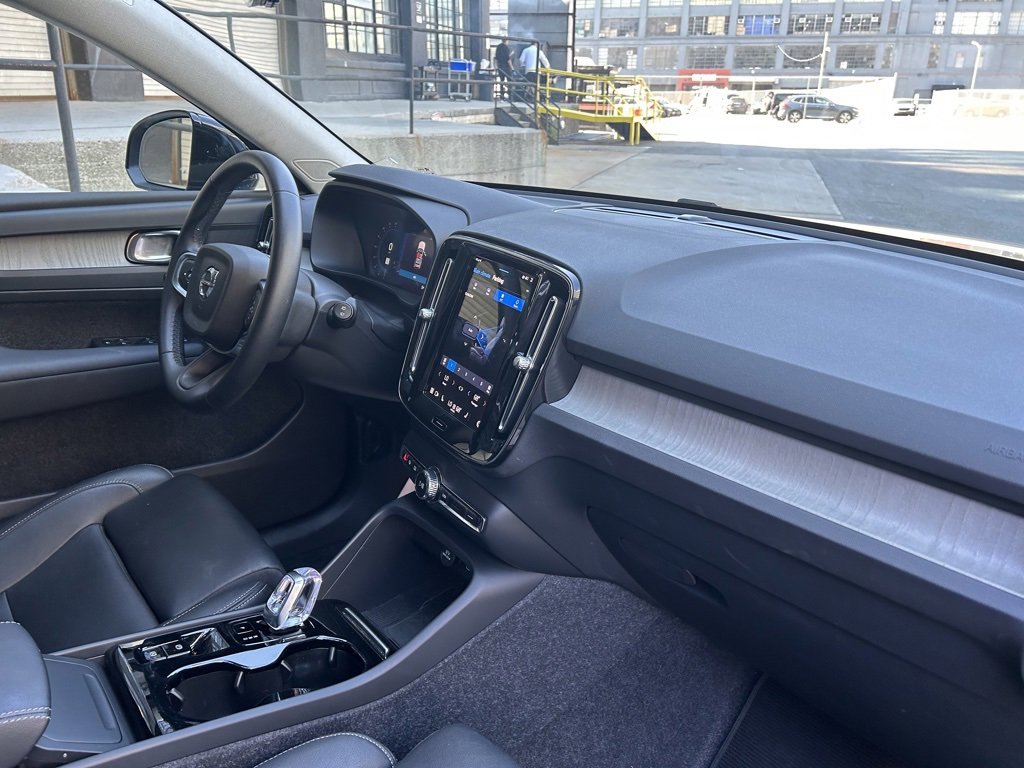 Certified 2025 Volvo XC40 B5 Plus image 18