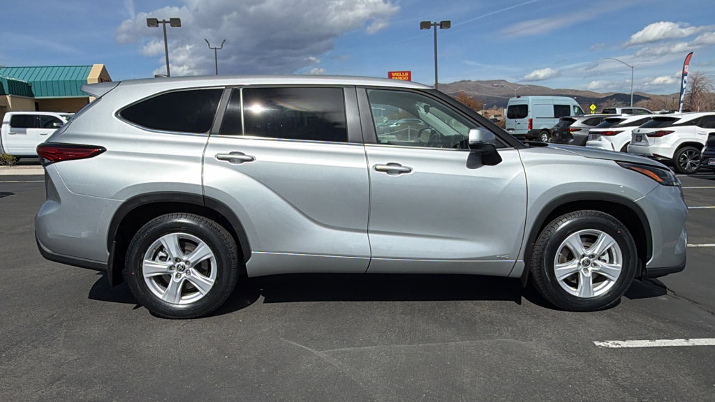 Used 2023 Toyota Highlander LE video 2