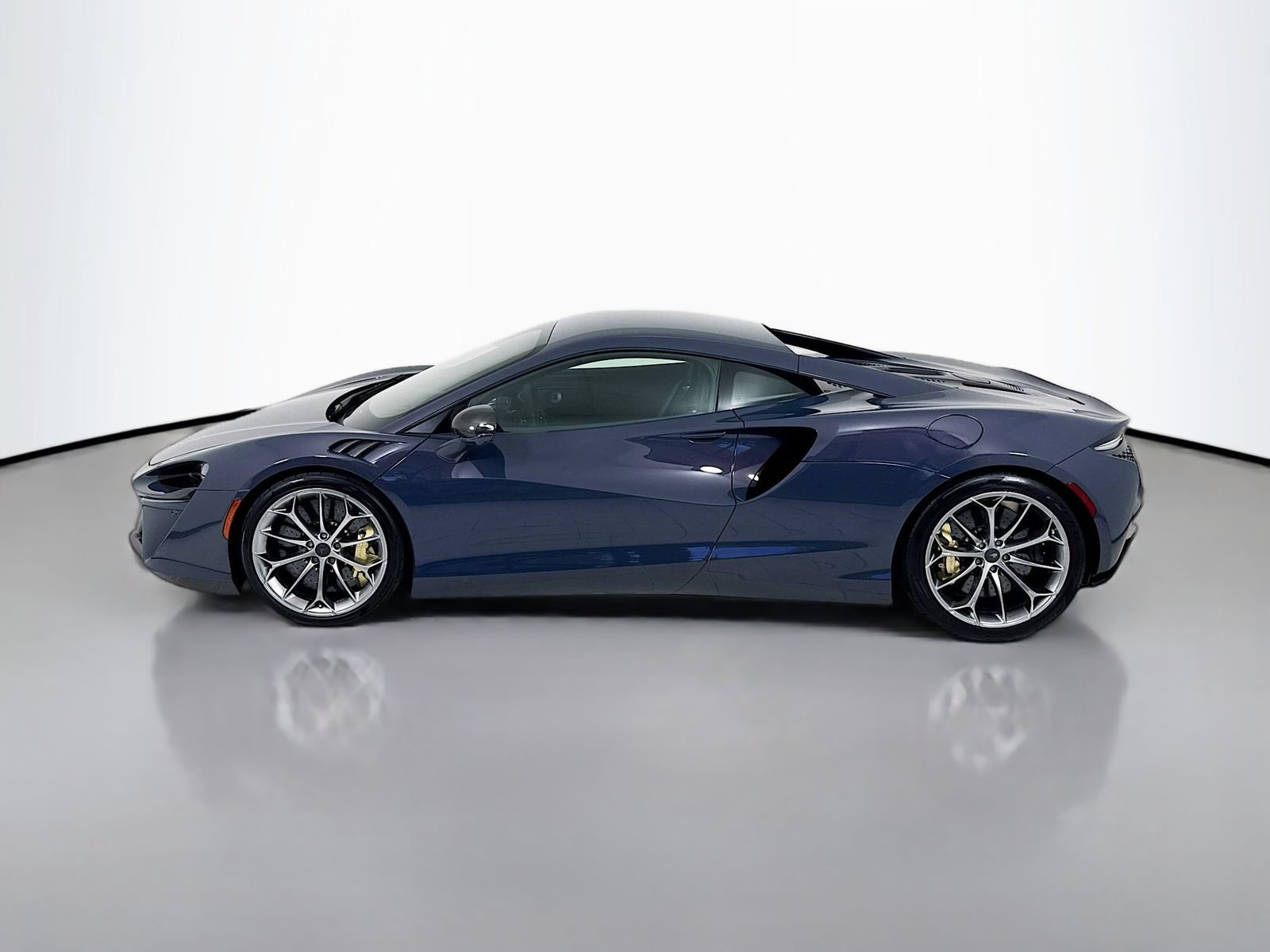 Used 2025 McLaren Artura RWD image 4