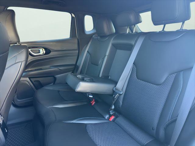 Used 2025 Jeep Compass Latitude w/ Convenience Group AWD/4WD image 41