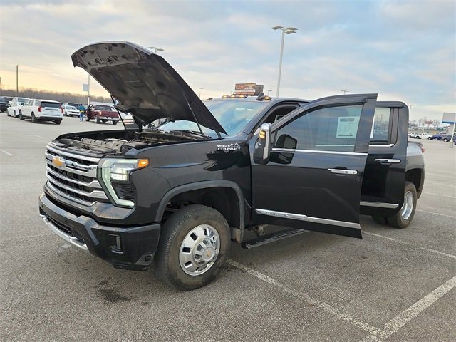 Used 2024 Chevrolet Silverado 3500 High Country w/ Technology Package image 9