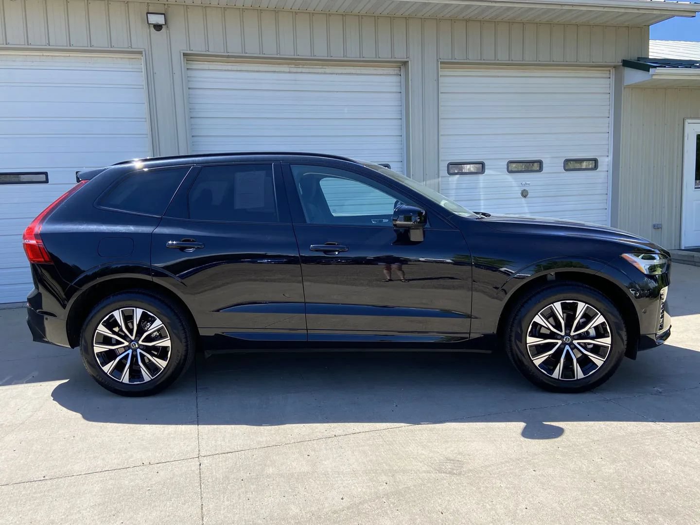 Used 2025 Volvo XC60 B5 Plus AWD/4WD image 6
