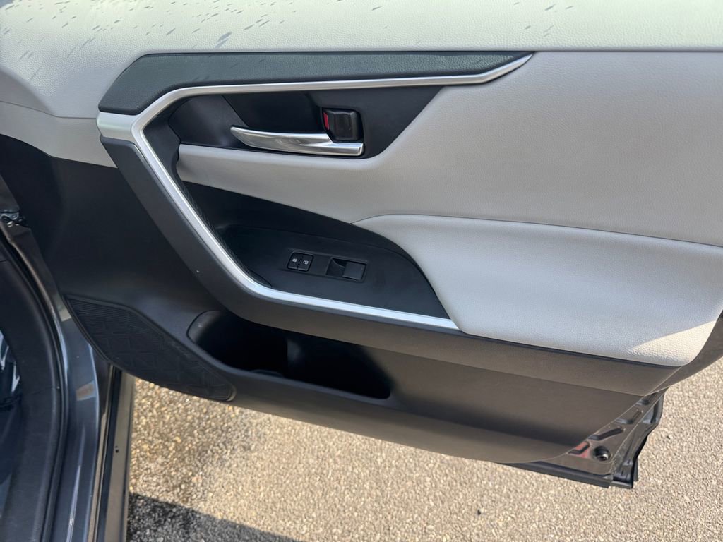 Used 2021 Toyota RAV4 XLE image 17