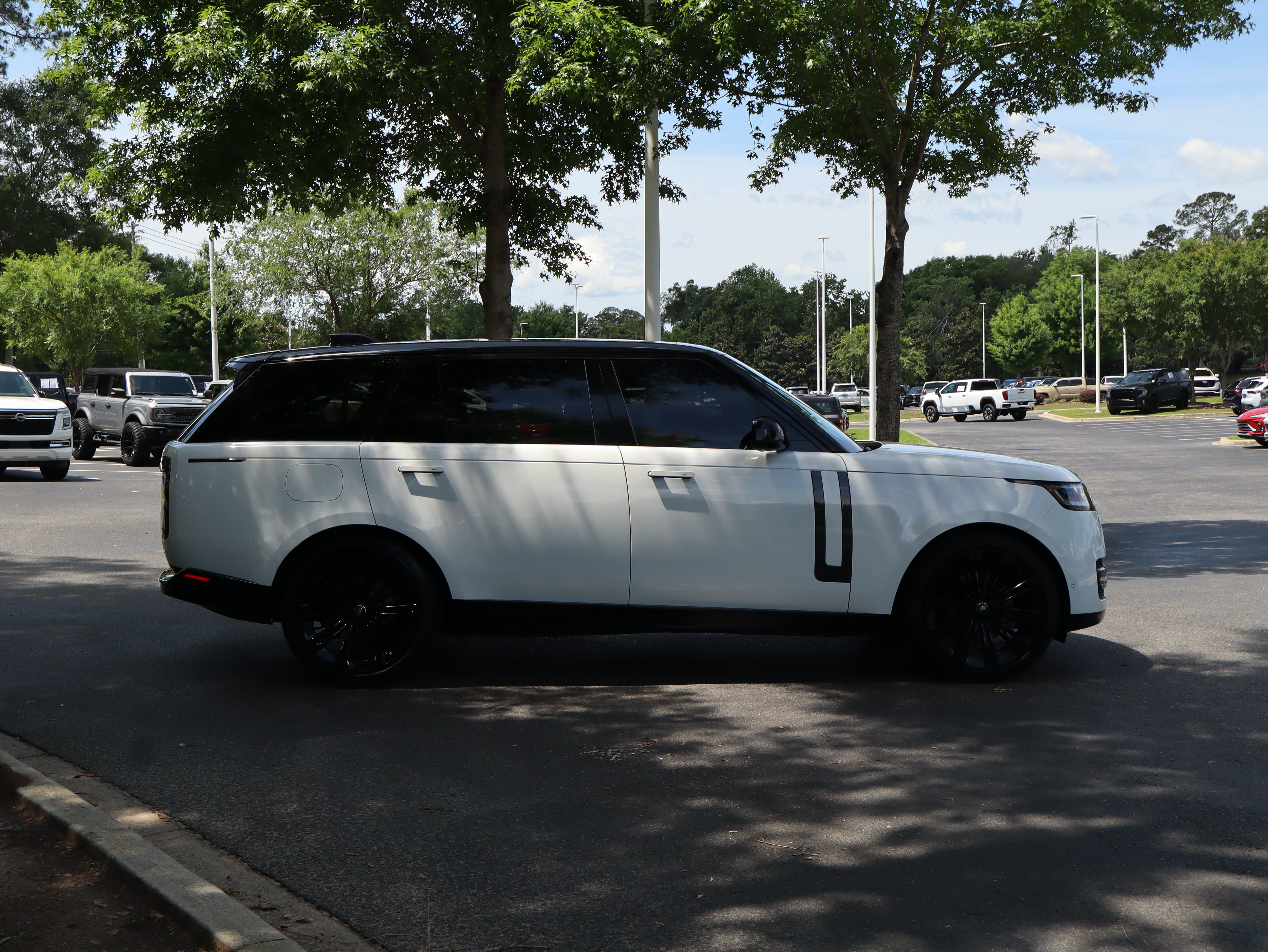 Used 2024 Land Rover Range Rover Long Wheelbase SE AWD/4WD image 12
