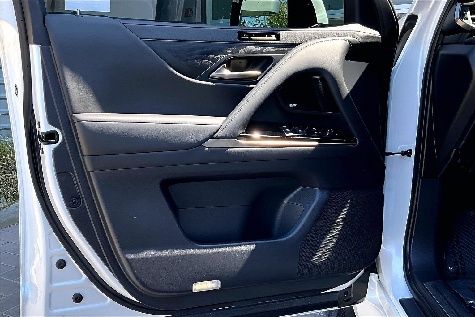 Used 2022 Lexus LX 600 4WD w/ Accessory Package (Z1) image 23