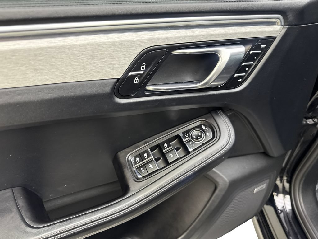 Used 2020 Porsche Macan Turbo AWD/4WD image 31