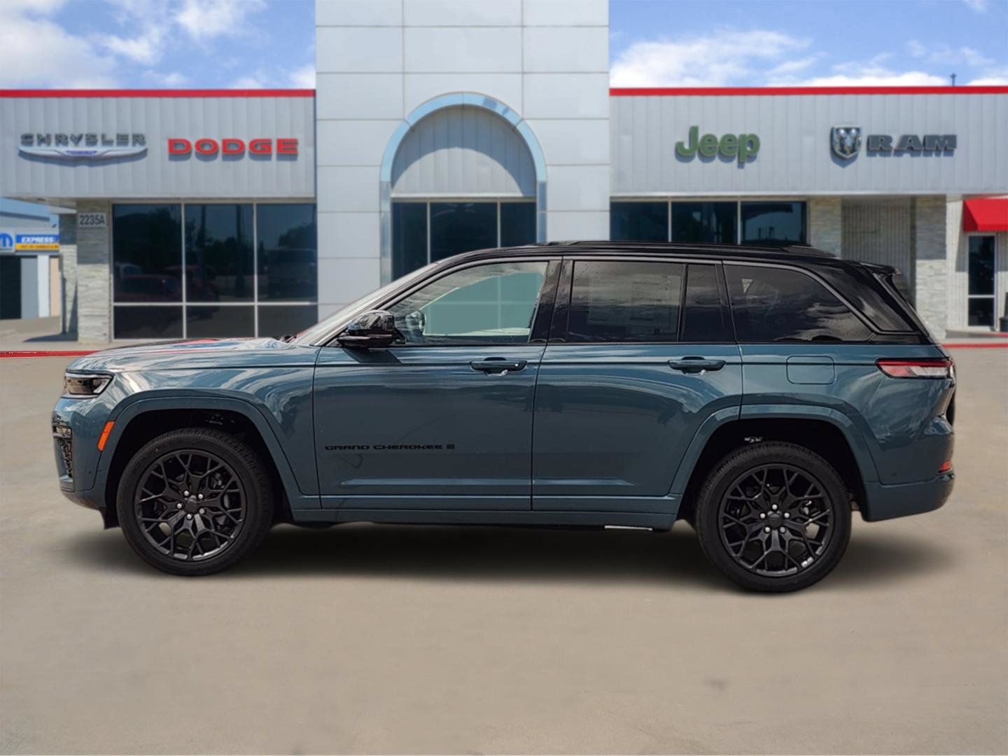 New 2026 Jeep Grand Cherokee Summit w/ Obsidian Package AWD/4WD image 3