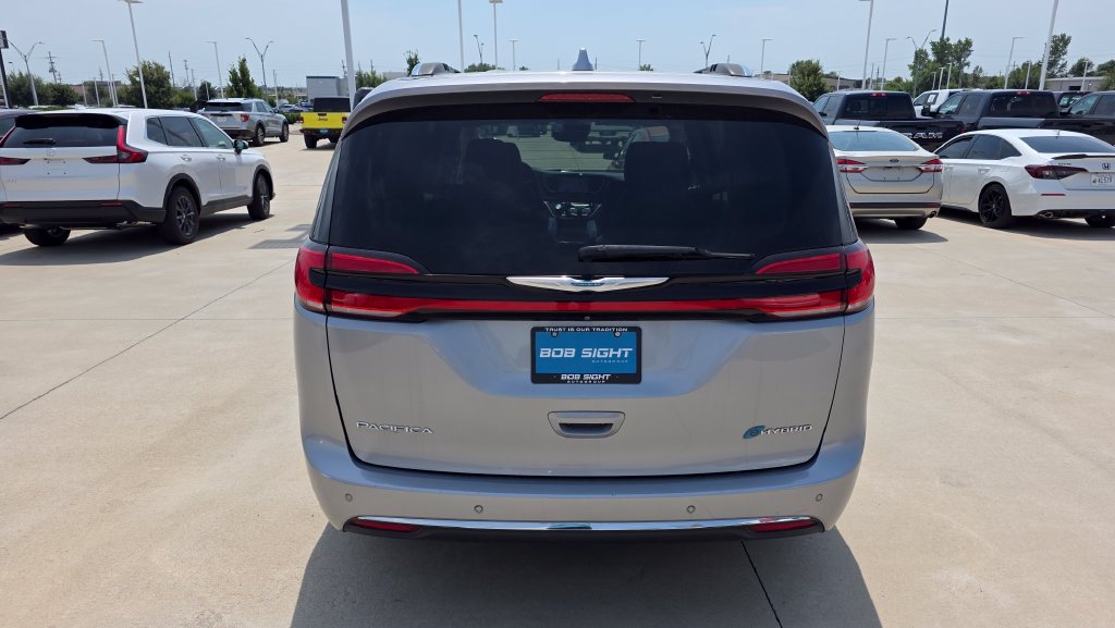 Used 2021 Chrysler Pacifica Touring-L FWD image 4