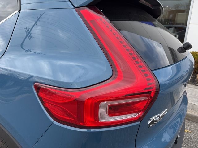 Used 2025 Volvo XC40 B5 Plus AWD/4WD image 11