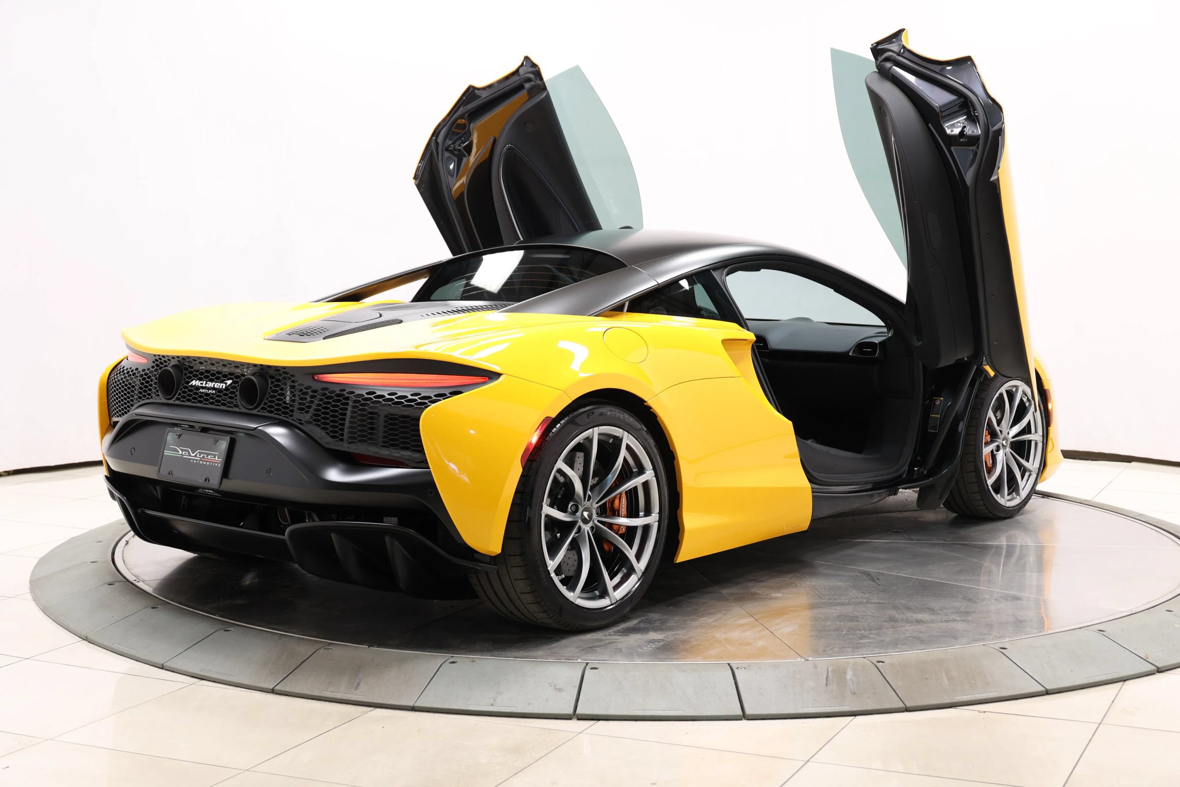 Used 2023 McLaren Artura RWD image 97