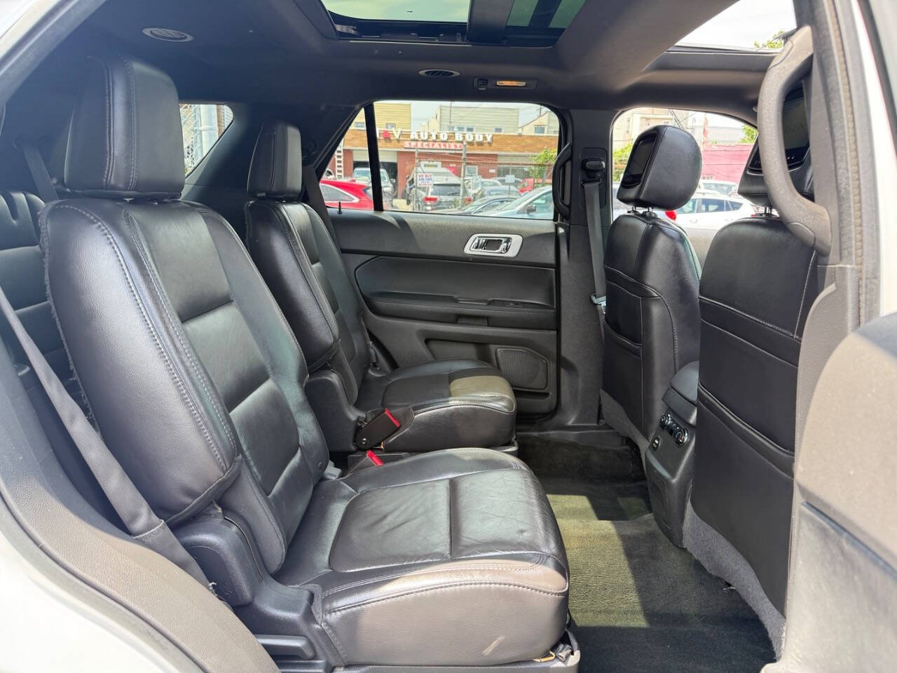Used 2014 Ford Explorer XLT w/ Equipment Group 202A AWD/4WD image 12