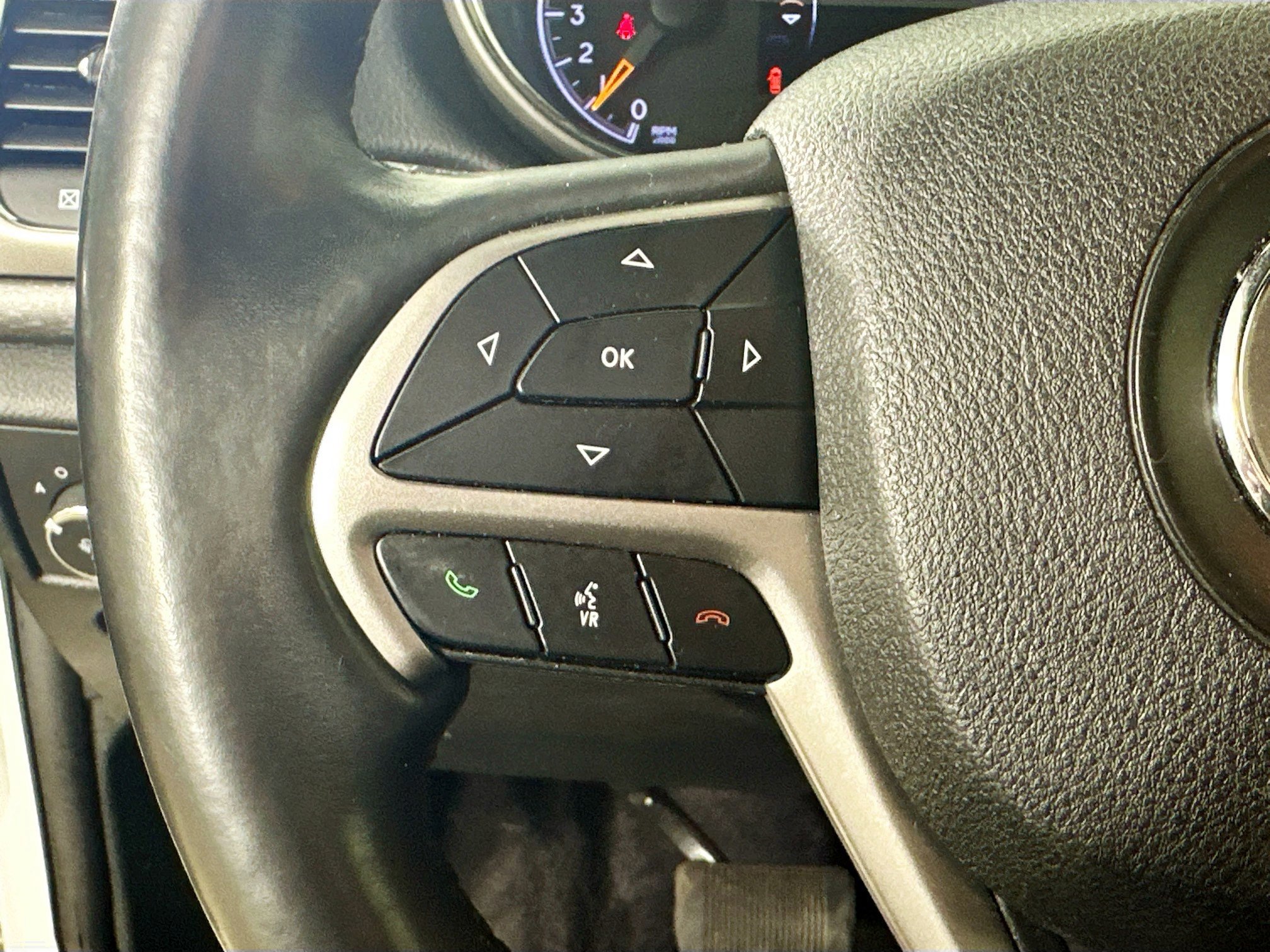 Used 2018 Jeep Grand Cherokee Altitude AWD/4WD image 12