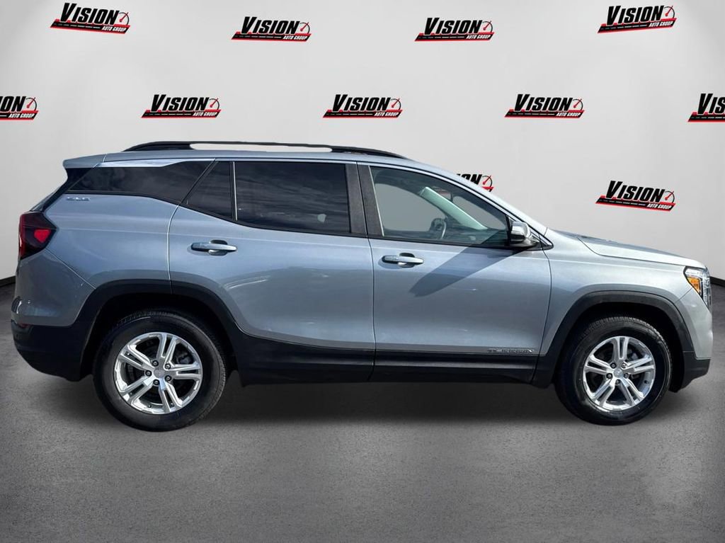 Used 2023 GMC Terrain SLE w/ Driver Convenience Package image 4