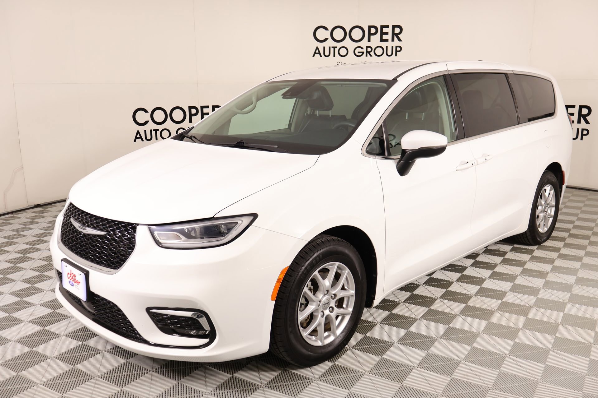 Used 2023 Chrysler Pacifica Touring-L image 9