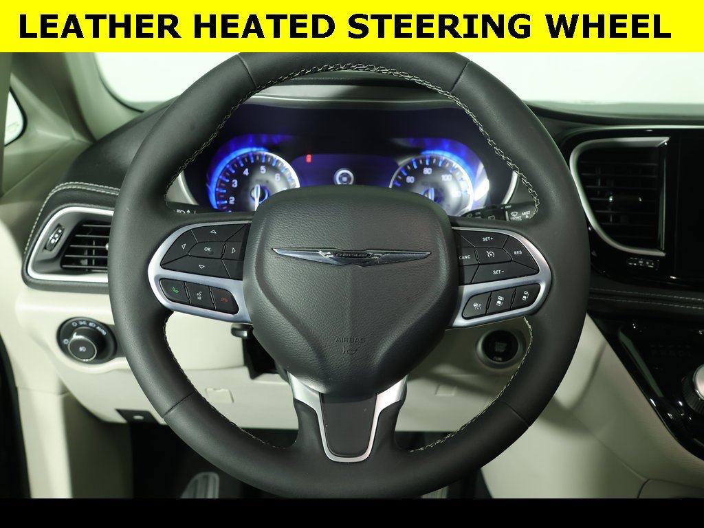 Used 2022 Chrysler Pacifica Touring-L image 8