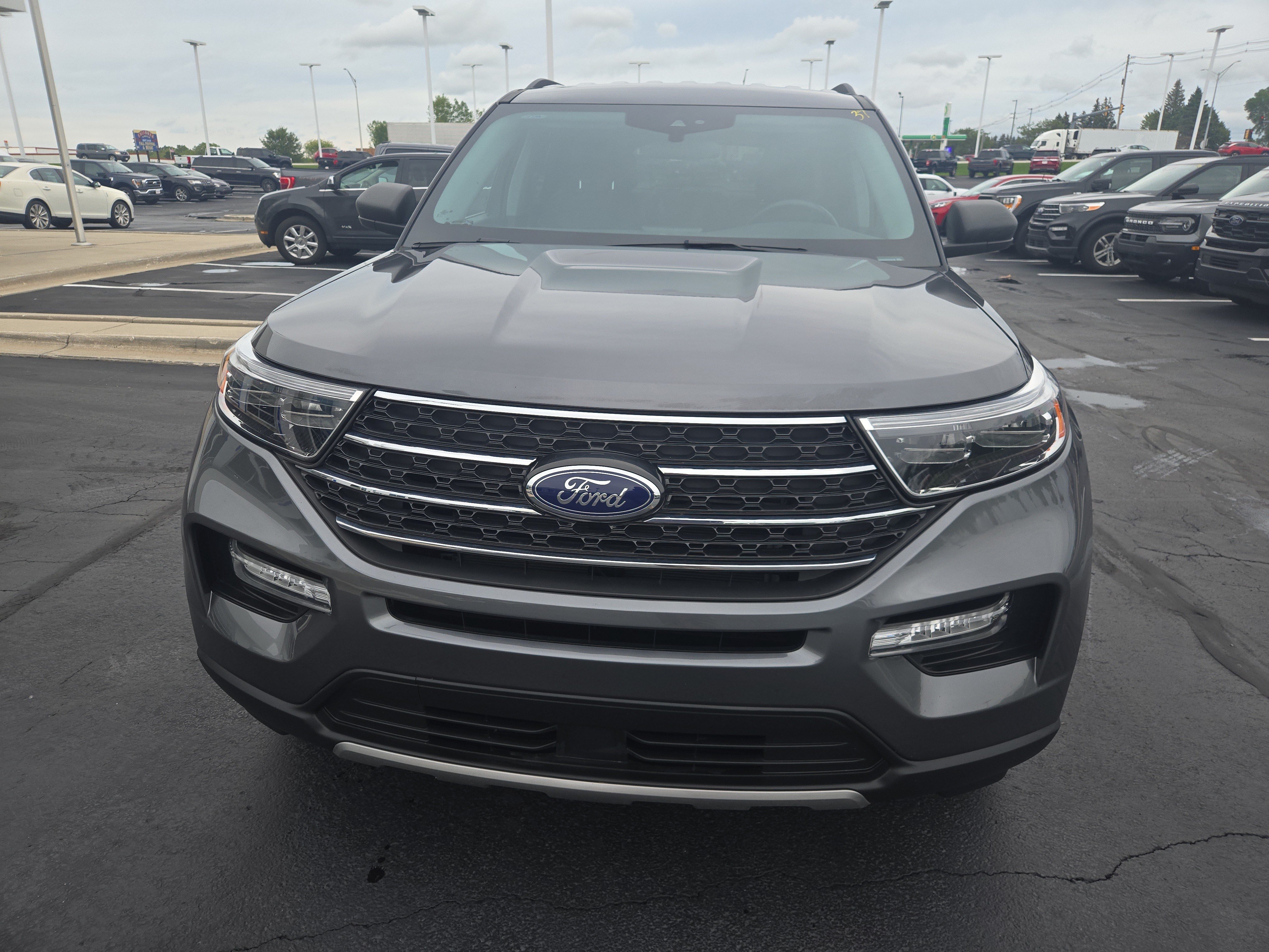 Used 2024 Ford Explorer XLT w/ Equipment Group 202A AWD/4WD image 4